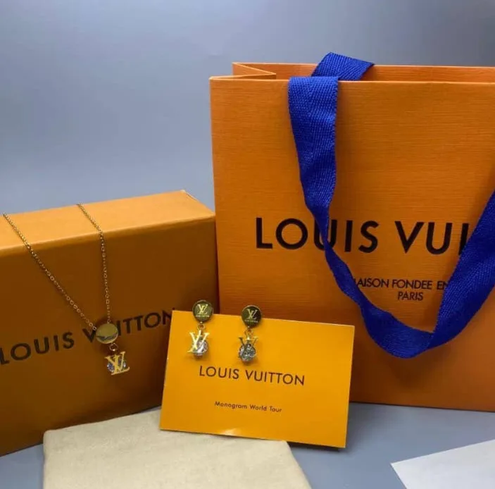 **طقم استيل لامع مكون من سلسال وحلق**   Louis Vuitton