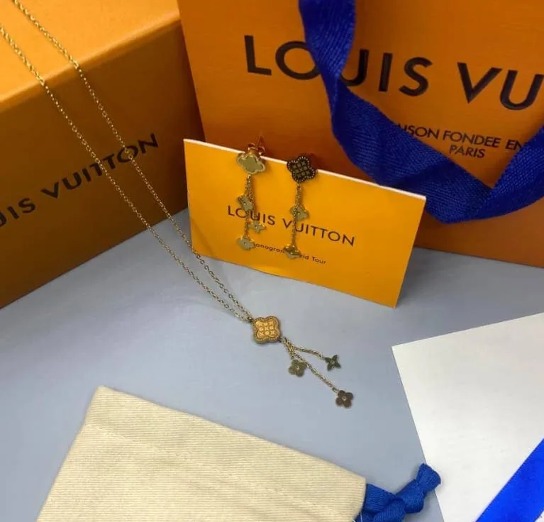 **طقم استيل لامع مكون من سلسال وحلق**   Louis Vuitton